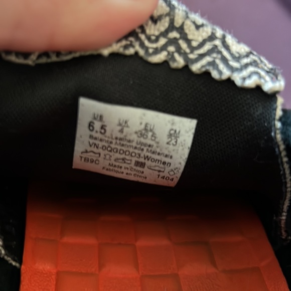 Women’s Vans Black in canvas slip on moccasins size 6 1/2. - Picture 3 of 3